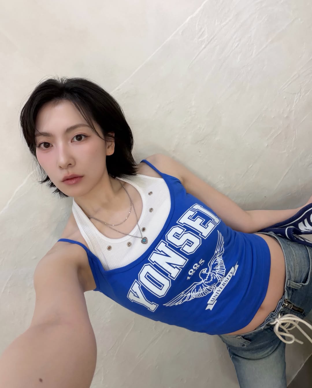 블루 크롭 탱크탑과 화이트 리브드 이너 레이어드, 멀티 네클리스 셀카 컷 / 사진=강지영 인스타그램 @kkangjji_