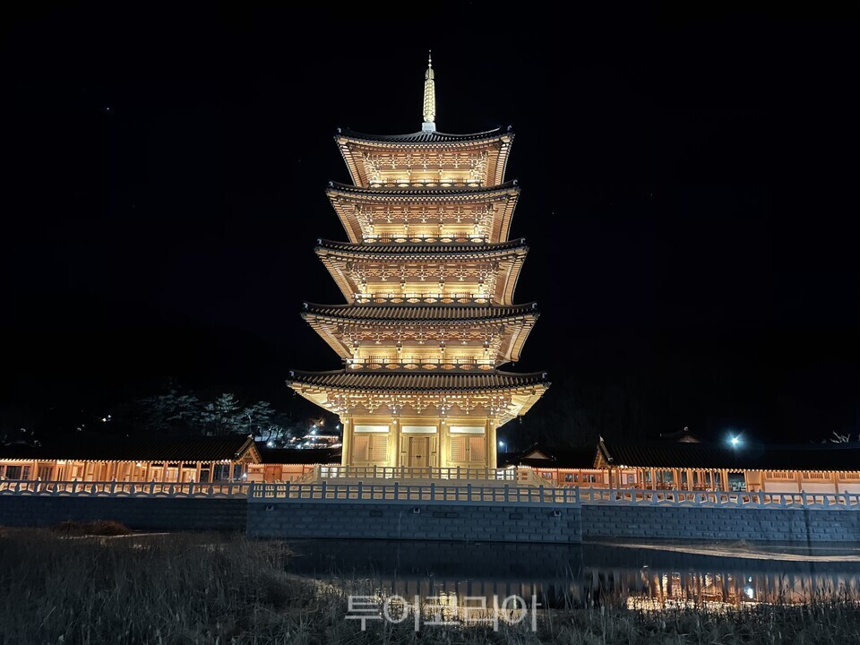 사명대사공원 평화의탑 야경 사진=경북문화관광공사