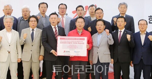 유정복 인천시장 후보가 19일 인천상공회의소 간담회에서 정책협약 후 기념 촬영을 하고 있다. (사진=정복캠프)