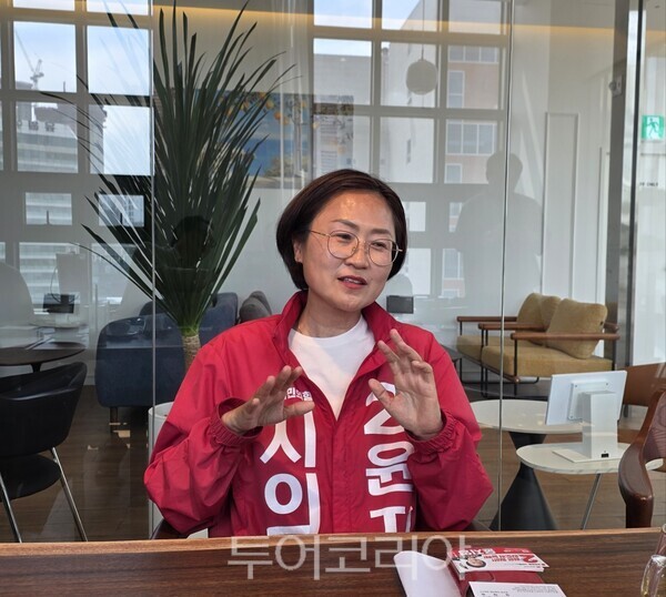 부산 사하구 제1선거구(괴정1·2·3·4동)에 출마한 윤지영 부산시의원 후보가 투어코리아뉴스와 인터뷰를 하고 있다.