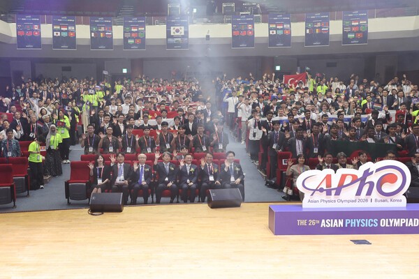 지난 18일 부경대학교에서 아시아물리올림피아드 개최식을 진행한 가운데 참가자들이 기념사진을 촬영하고 있다.