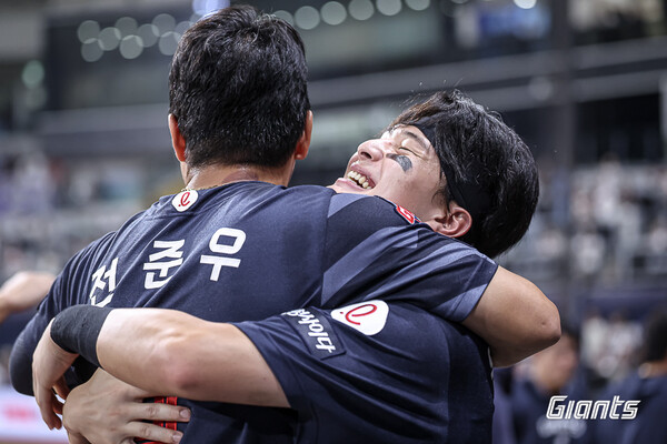 롯데 전준우가 9회 대타로 나와 동점 적시타를 터트린 뛰 세리머니를 하고 있다. 사진 | 롯데