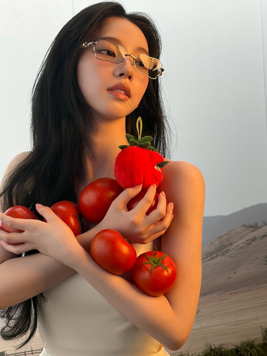 실버 메탈 프레임 안경 착용, 토마토 가득 안은 촬영 현장 컷 / 사진=카리나 KARINA 인스타그램 @katarinabluu