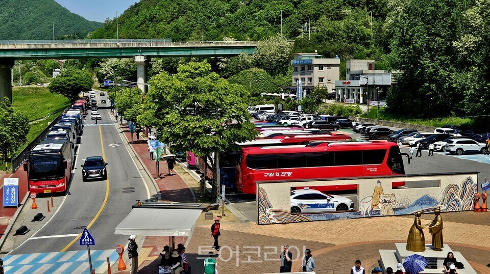 청령포를 가기 위해  관광객들이 타고온 차량으로 만원인 청령포 주차장/ ⓒ투어코리아