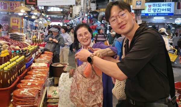 가정의 달을 맞아 ‘사회적 가족’을 맺은 참가자들이 부전시장에서 장을 보고 있다. /사진제공=신천지 부산야고보지파.