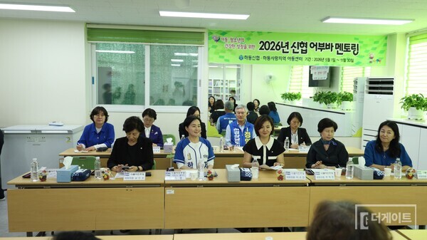 민주당 여성의원들이 제윤경 후보와 함께 간담회에서 참석자들의 이야기를 듣는 장면(사진=더게이트)