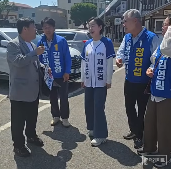 안진걸 민생경제연구소장(사진 맨 왼쪽)과 하동 지선 출마자들이 이야기를 나누는 장면(사진=더게이트)