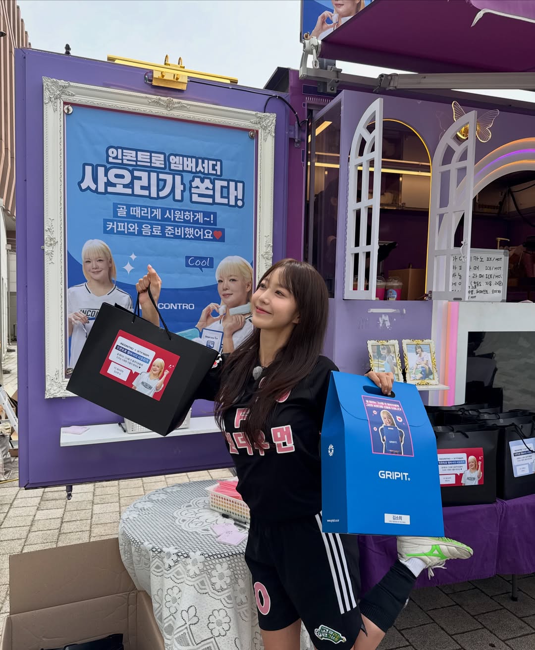 인콘트로 앰배서더 사오리의 협찬 커피차 앞에서 선물 상자를 들고 있는 김소희 / 사진=김소희 인스타그램 @soh_eee