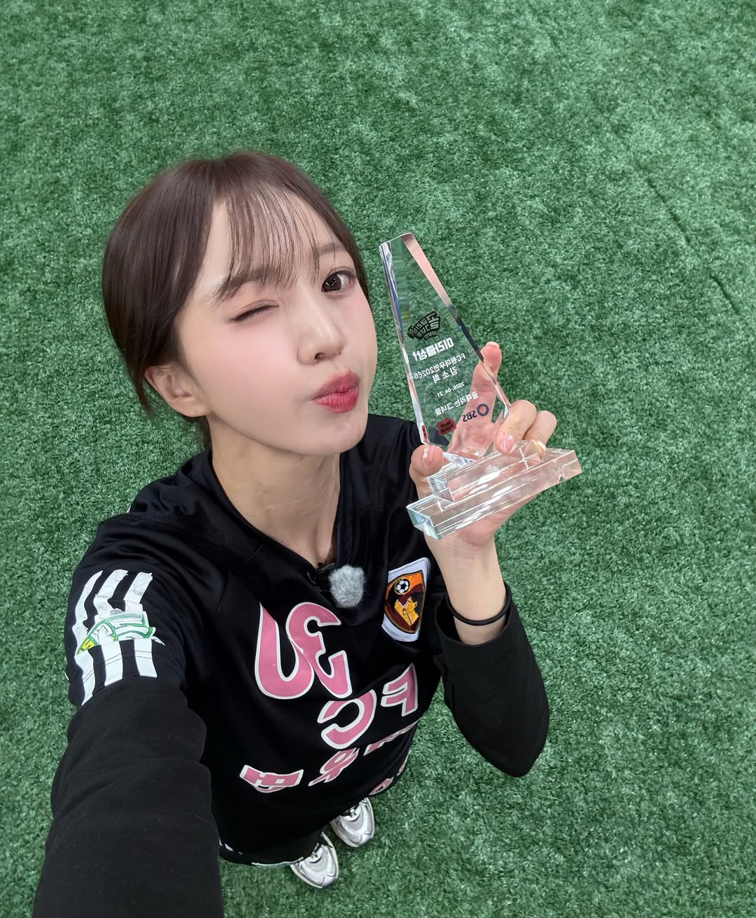 그라운드 잔디 위에서 수정 트로피를 들고 셀카를 찍는 김소희 / 사진=SBS '골때리는그녀들' 제공