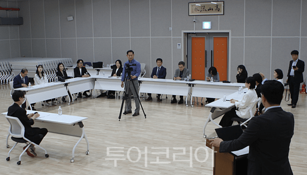 20일 오전 인천관광공사 대강당에서 개최된 ‘인천국제타투페스티벌 조직위원회 발대식’에서 관계자들이 토론을 하고 있다.