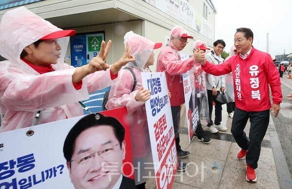 유정복 인천시장 후보가 21일 송도역 일대에서 열린 출정식에서 지지자들과 손인사를 하고 있다. (사진=정복캠프)