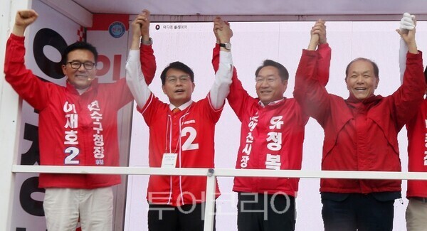 유정복 인천시장 후보가 21일 송도역에서 열린 출정식에서 국민의힘 후보들과 함께 손을 들어 환호에 답하고 있다. (사진=정복캠프)