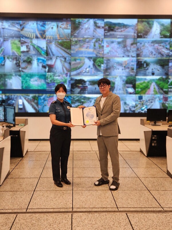 ▲ 남양주 북부경찰서 관계자(왼쪽)가 남양주시 스마트시티 통합센터에서 관제요원에게 감사장을 전달하고 있다. / 사진제공 = 남양주시 
