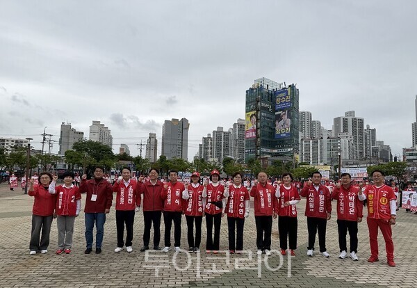 국민의힘 김찬진 제물포구청장 후보(왼·네번째)가 21일 오후 2시 동인천역 북광장에서 배준영 국회의원(왼·세번째), 심재돈 동·미추홀갑 당협위원장(왼·다섯번째), 시·구의원 후보, 지지자들과 함께 출정식을 열고 기념촬영을 하고 있다.