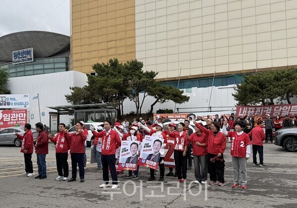 국민의힘 김찬진 제물포구청장 후보가 21일 오후3시 동인천역 남광장에서 지지자들과 함께 유세활동을 펼치고 있다.