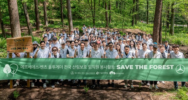 산림보호 봉사활동 ‘세이브 더 포레스트’ 단체 사진, 앞줄 가운데 김마르코 대표(사진=한성자동차 제공)