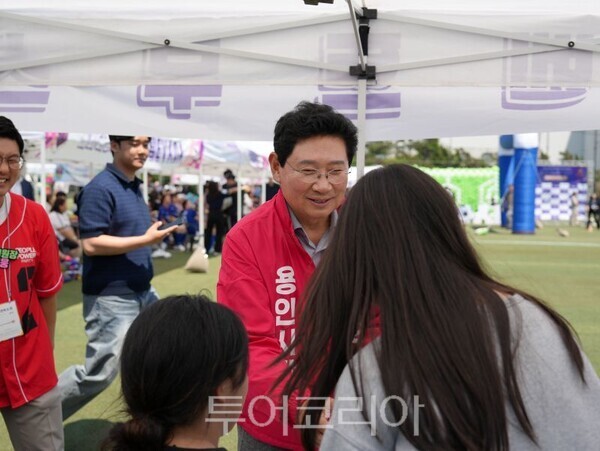 창단식에 함께한 이상일 용인시장 후보/투어코리아뉴스 정명달 기자