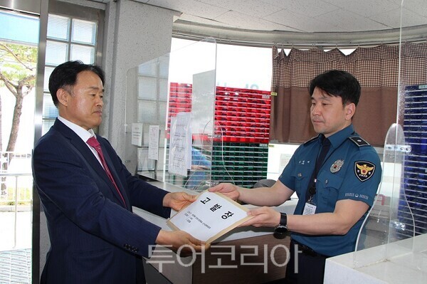 유정복 인천시장 후보 '정복캠프' 심재돈 공동선거대책본부장이 23일 오후 2시 인천경찰청 정문 앞에서 기자회견을 열고, 공직선거법상 허위사실 공표 및 명예훼손 등의 혐의로 '의혹 제보자 A씨'와 '뉴스토마토 소속 기자'를 상대로 한 고발장을 제출하고 있다. 2026.05.23. / 투어코리아 이창호 기자