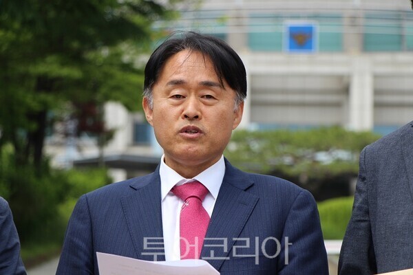유정복 인천시장 후보 '정복캠프' 심재돈 공동선거대책본부장이 23일 오후 2시 인천경찰청 정문 앞에서 기자회견을 열고 있다. 2026.05.23. / 투어코리아 이창호 기자