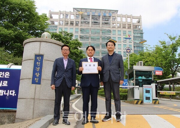 유정복 인천시장 후보 '정복캠프' 심재돈 공동선거대책본부장과 캠프 관계자들이 23일 오후 2시 인천경찰청 정문 앞에서 기자회견을 열고 있다. 2026.05.23. / 투어코리아 이창호 기자
