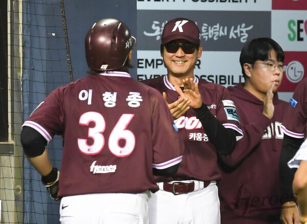 더그아웃에서 환영받는 이형종(사진=키움)