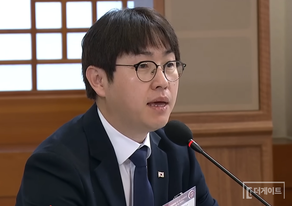 청와대 AI미래기획수석 시절 하정우가 대통령에게 보고하는 장면(사진=더게이트)