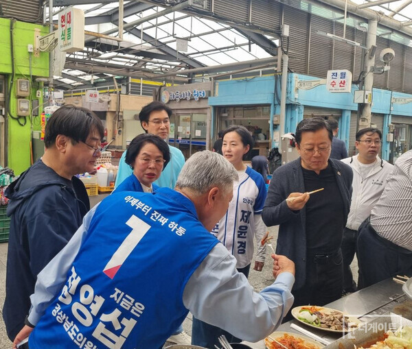 경남 하동공설시장에서 제윤경 후보와 함께 분식집에서 순대와 어묵을 먹고 있는 이기영 배우(사진 맨 오른쪽)