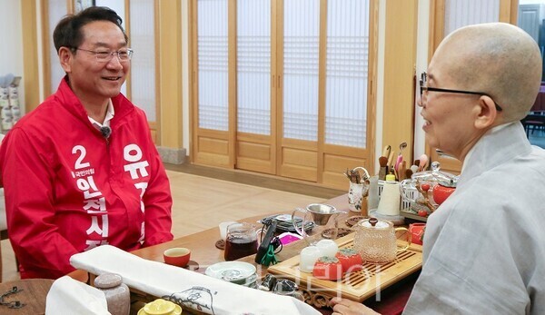 유정복 인천시장 후보가 24일 부처님 오신날을 맞아 불교회관에서 일지스님과 이야기 나누고 있다.