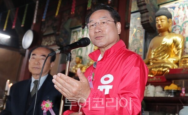 유정복 인천시장 후보가 24일 부처님 오신날을 맞아 수도사를 찾아 봉축 법회에 참석해 인사말을 하고 있다.