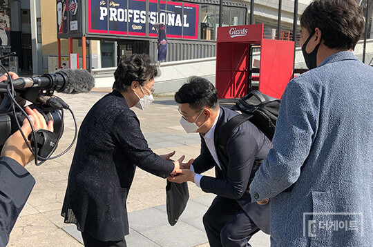 고 최동원 선수의 어머니 김정자 여사를 만나러 부산을 찾은 송영길이 허릴 굽혀 김 여사에 인사하는 장면. 송영길은 고 최동원 선수의 연세대 후배이자, 송영길이 가장 존경하는 야구인이다(사진=더게이트)