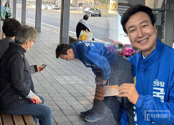 전태진은 감언이설을 할 줄 모른다. 그는 인사를 해도 90도로 한다. 허황한 이야기를 늘어놓지 않고, 정제된 공약으로 승부하며, 항상 낮은 자세로 임하는 것. 그게 전태진의 선거운동이다(사진=더게이트)