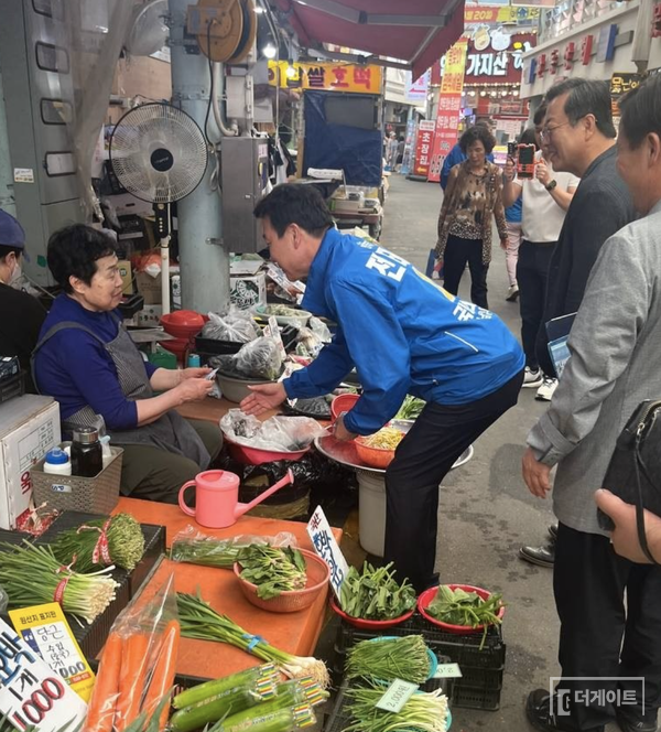 전태진(사진 가운데부터)이 자신을 응원 온 이기영 배우, 안진걸 민생경제연구소장과 함께 수암한우야시장을 찾아 상인들에게 인사하는 장면(사진=더게이트)