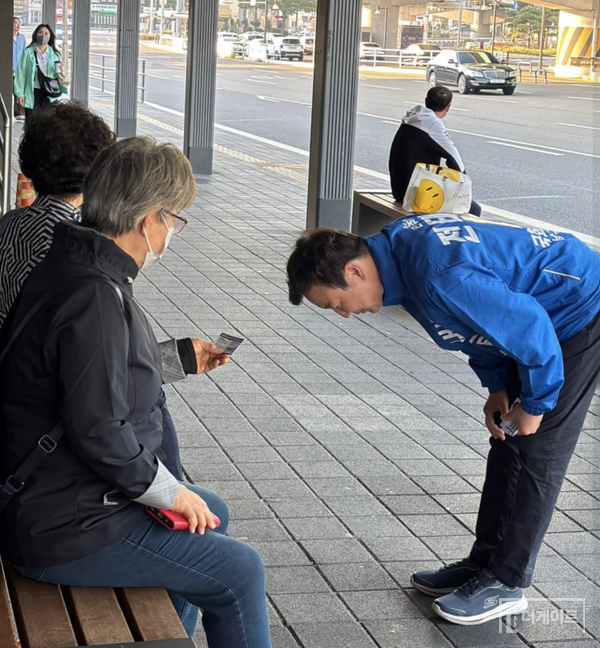 전태진이 버스 정류장에 있는 시민을 향해 90도로 인사하는 장면(사진=더게이트)