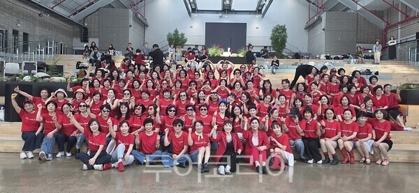 25일 오전 인천의 대표적인 핫플레이스로 꼽히는 ‘상상플랫폼’에서 ‘인천라인댄스 플래시몹’ 행사가 열리고 있다. 2026.05.25. / 투어코리아 이창호 기자