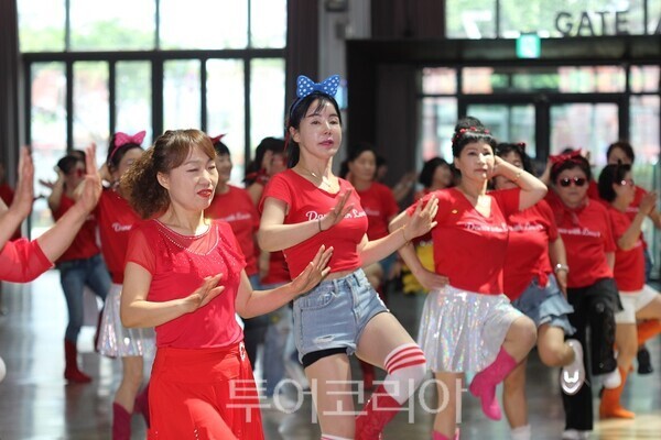 25일 오전 인천의 대표적인 핫플레이스로 꼽히는 ‘상상플랫폼’에서 열린 ‘인천라인댄스 플래시몹’ 행사가 열리고 있다. 2026.05.25. / 투어코리아 이창호 기자