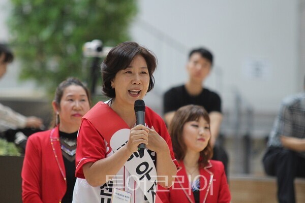 25일 오전 인천의 대표적인 핫플레이스로 꼽히는 ‘상상플랫폼’에서 열린 ‘인천라인댄스 플래시몹’ 행사에서 유정복 인천시장 후보 배우자인 최은영 여사가 인사말을 하고 있다. 2026.05.25. / 투어코리아 이창호 기자