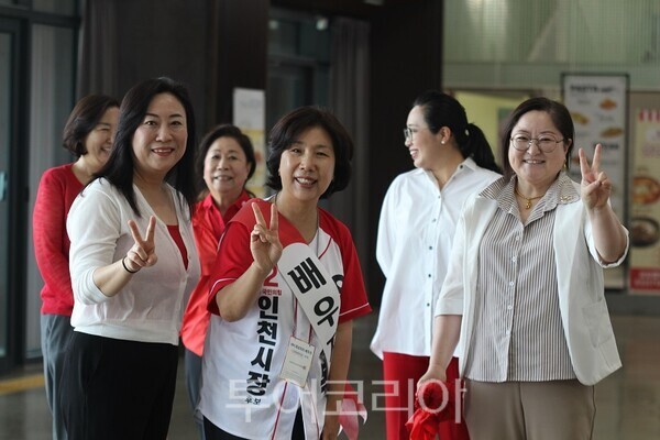 25일 오전 인천의 대표적인 핫플레이스로 꼽히는 ‘상상플랫폼’에서 열린 ‘인천라인댄스 플래시몹’ 행사에 유정복 인천시장 후보 배우자인 최은영 여사가 참석 하고 있다. 2026.05.25. / 투어코리아 이창호 기자