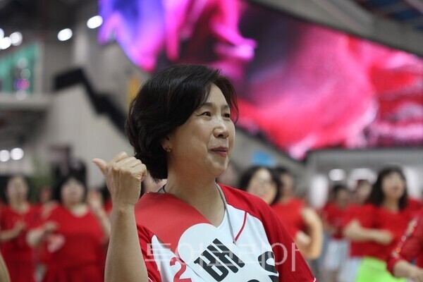 25일 오전 인천의 대표적인 핫플레이스로 꼽히는 ‘상상플랫폼’에서 열린 ‘인천라인댄스 플래시몹’ 행사에서 유정복 인천시장 후보 배우자인 최은영 여사가 함깨하고 있다. 2026.05.25. / 투어코리아 이창호 기자