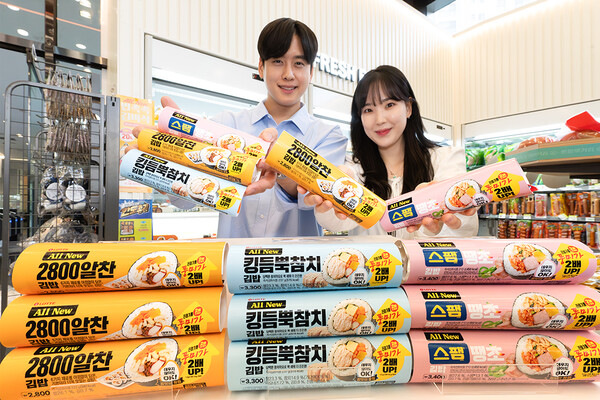 세븐일레븐 모델들이 ‘올 뉴 김밥’ 제품을 소개하고 있는 모습(사진=세븐일레븐 제공)