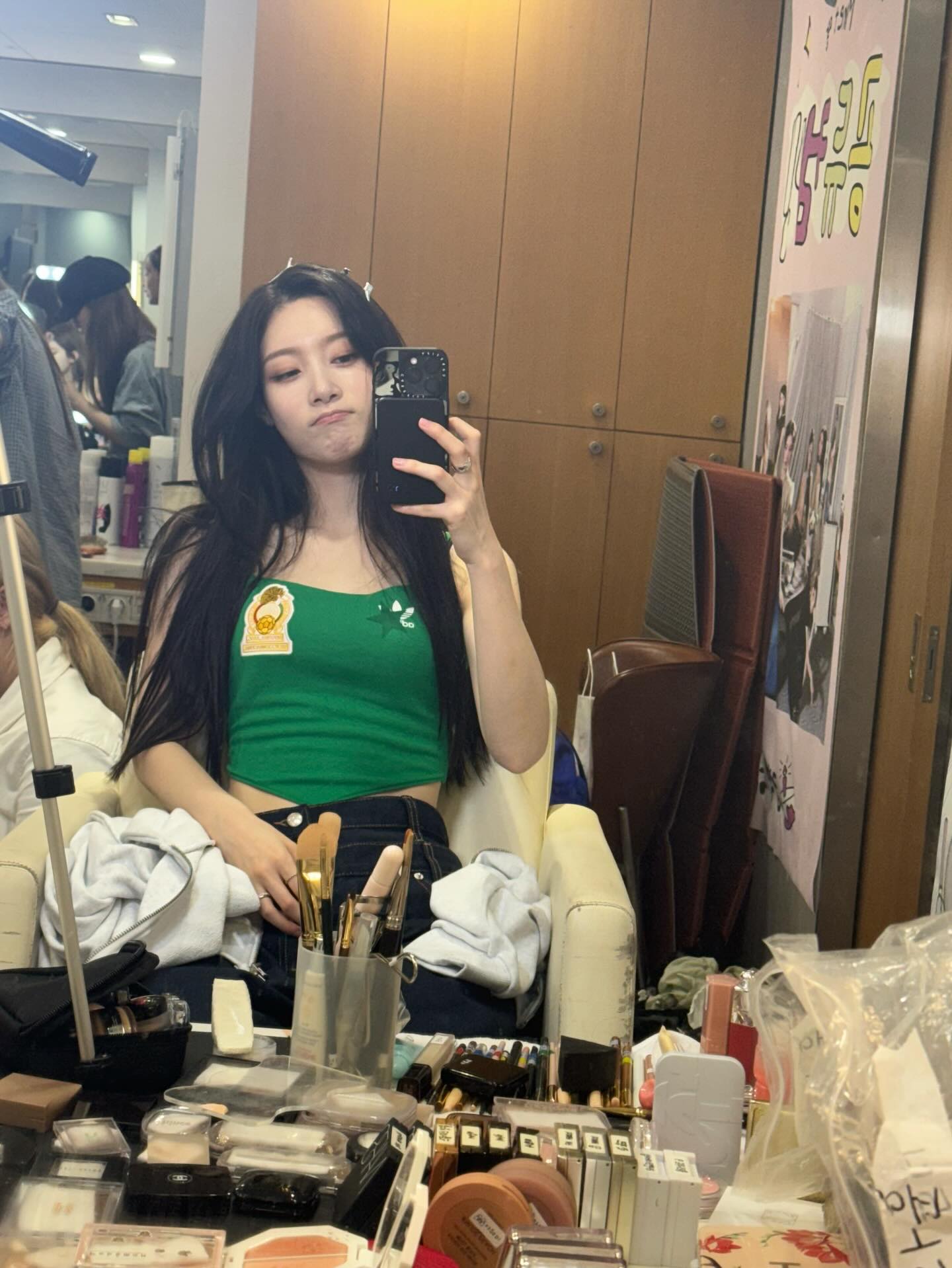 무대 백스테이지에서 포즈를 취한 아이오아이 정채연 / 사진=정채연 인스타그램 @j_chaeyeoni