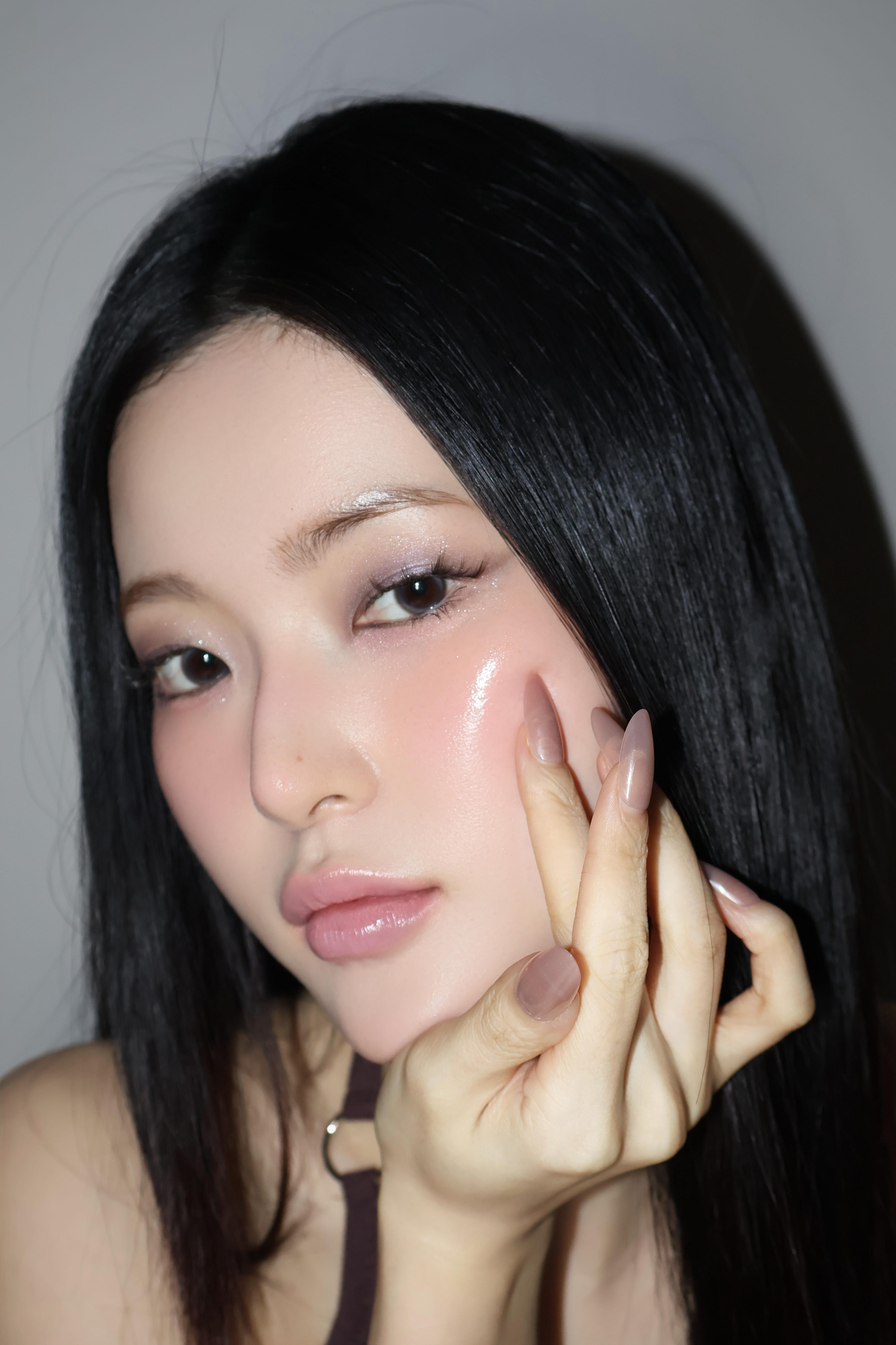 누그레이 세모 탭 치크 착용 화보 이미지 / 사진=누그레이 제공