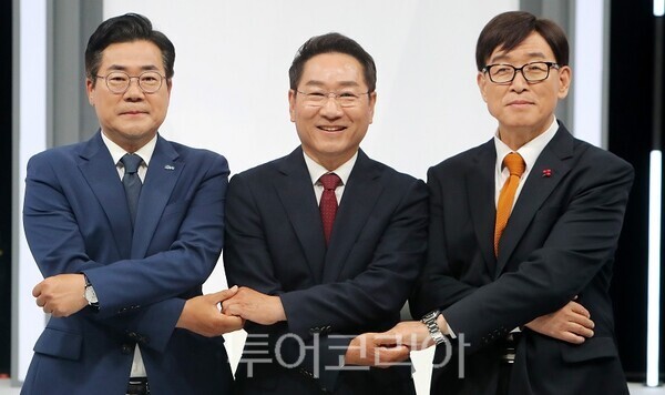 지난 26일 MBC 스튜디오에서 열린 인천시장 후보 토론회에서 손 맞잡은 인천시장 후보들(왼쪽부터 박찬대, 유정복, 이기붕 후보)