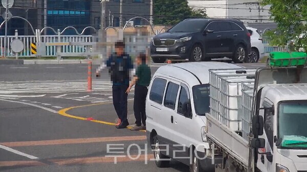 울산 중구 CCTV통합관제센터가 지난 24일과 25일 이틀 연속으로 실종자를 찾아내 가족에게 인계했다. 사진은 24일 오후 경찰이 실종자를 찾아낸 모습./사진-울산 중구