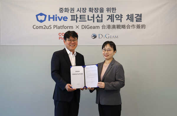 최석원 컴투스플랫폼 대표(왼쪽)와 심정화 디김 상무(사진=컴투스플랫폼 제공)