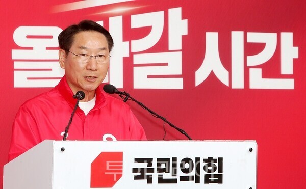 28일 국민의힘 중앙당사에서 열린 박찬대 후보의 독립유공자 후손 사칭 의혹 관련 기자회견에서 유정복 인천시장 후보가 회견문을 낭독하고 있다.