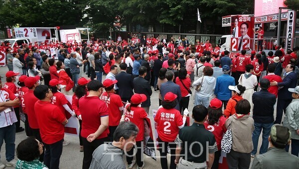 28일 옛시민회관쉼터에서 열린 유정복 인천시장 후보 총집결 집중유세에서 지지자들이 유 후보의 유세를 지켜보고 있다.
