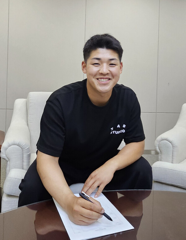 계약서에 사인하는 시라카와(사진=KIA)
