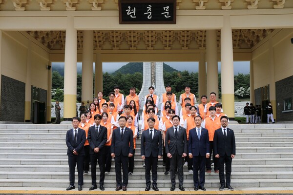 한화 이글스를 비롯한 한화그룹 충청지역 사업장 임직원들이 5월 28일 국립대전현충원을 찾았다(사진=한화)