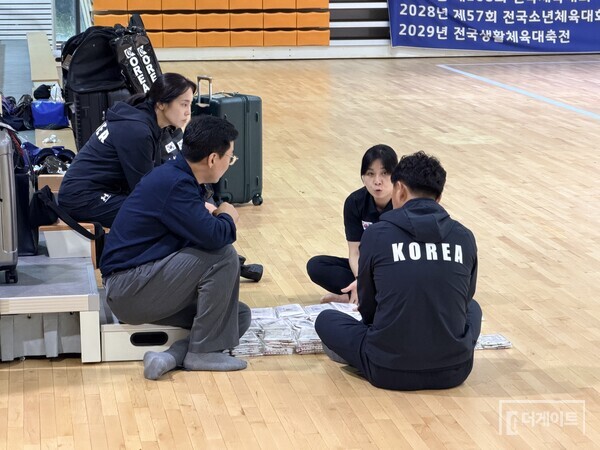 대표팀 코칭스태프. 남자부 박상섭 감독과 김민규 코치, 여자부 박연정 감독과 이윤영 코치(사진=더게이트 배지헌 기자)