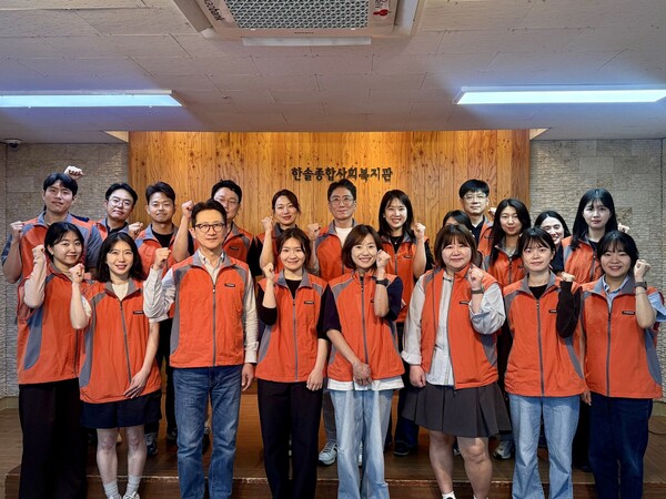 김준현 한국앤컴퍼니 대표이사(앞줄 왼쪽 세 번째)와 임직원들이 지난 26일 임직원 봉사활동 ‘볼런티어 투게더 데이’를 진행한 뒤 기념촬영을 하고 있다.(사진=한국앤컴퍼니그룹 제공)